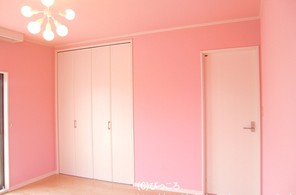 ピンクの壁紙のお部屋①
