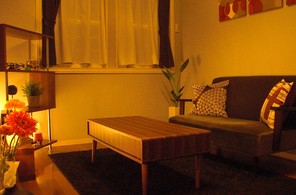ソファでくつろぐ部屋