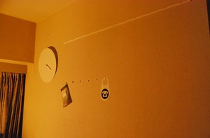 自作の時計と壁面フック