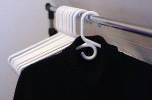 使い古した服と30円のハンガー