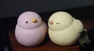 置き時計の隣に、2羽