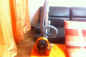 メタリックオレンジの掃除機。
