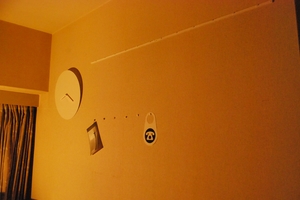 自作の時計と壁面フック