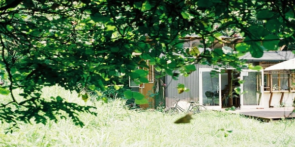 緑に囲まれた小屋